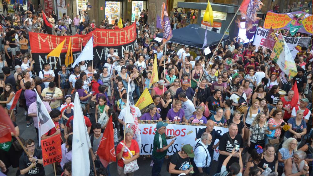 Nas ruas de Porto Alegre, mulheres criticam governo e defendem direitos no #9M