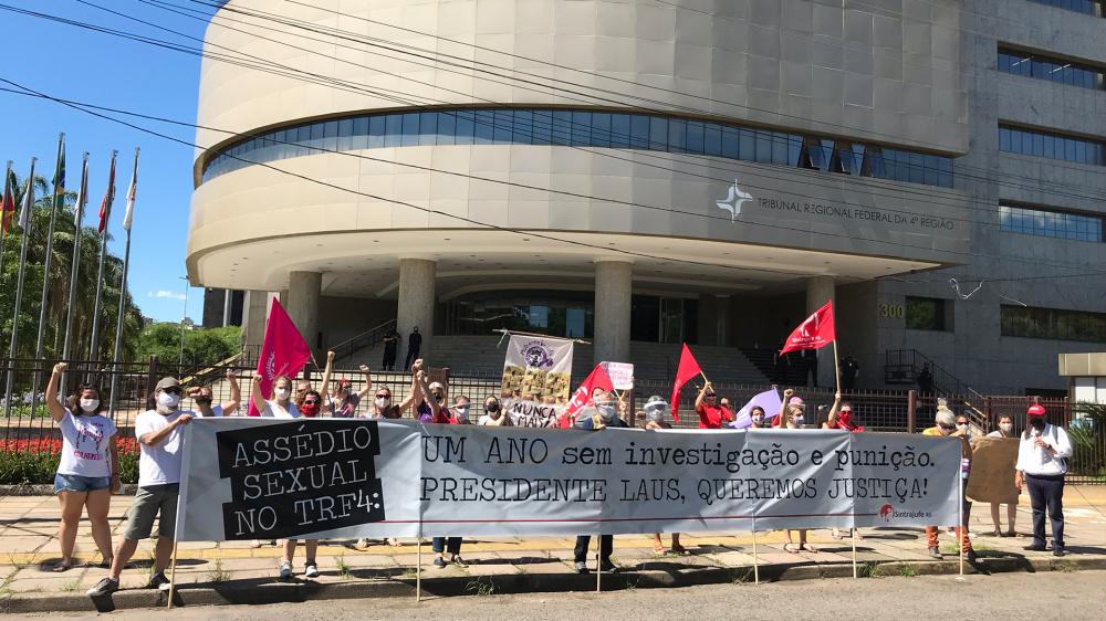 Em ato simbólico, Sintrajufe/RS e entidades feministas e sindicais exigem apuração de denúncias de assédio no TRF4